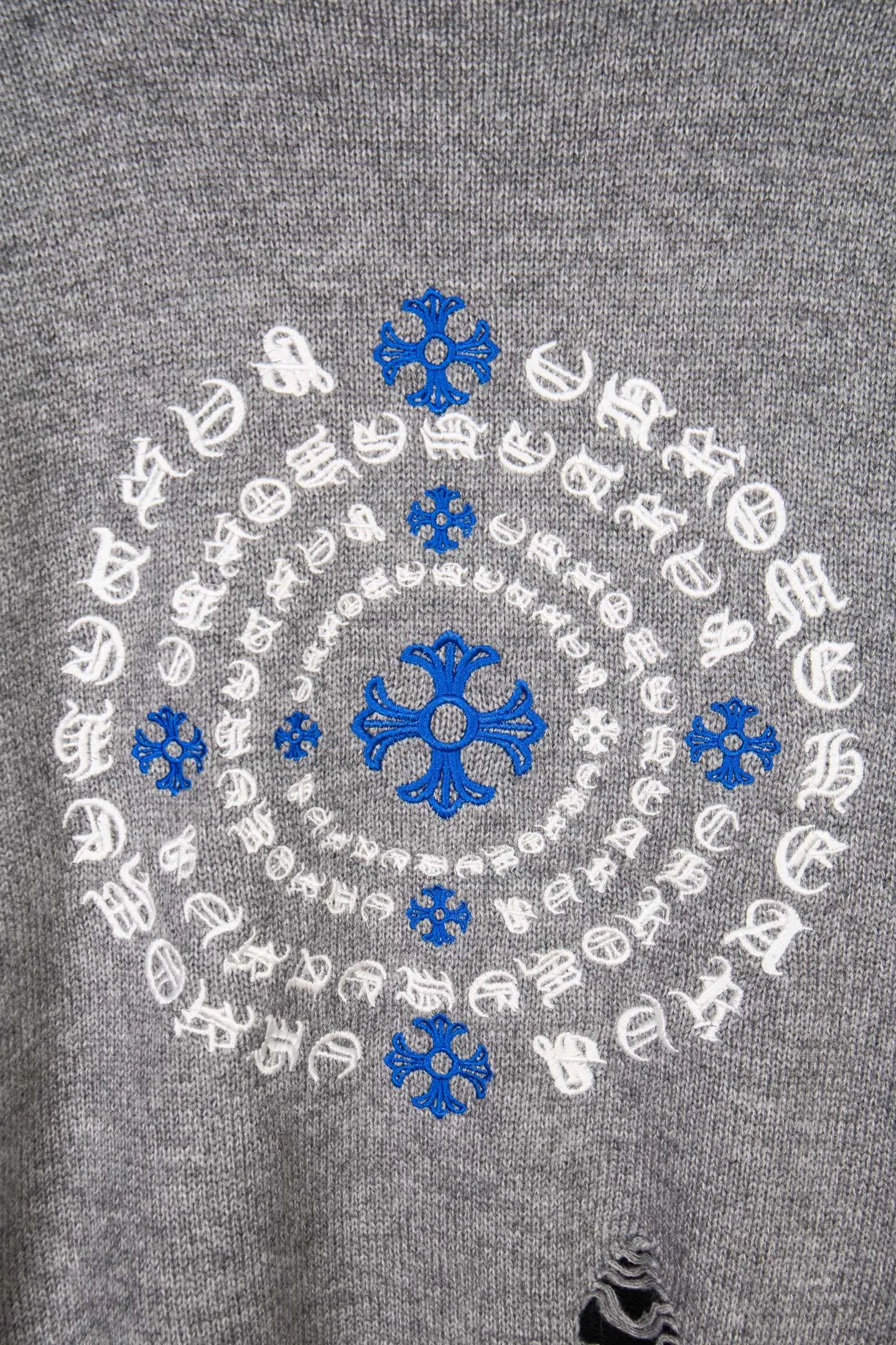 P260 Chrome Hearts CH Chrome Hearts Embroidered Disk Sanskrit Cross Hole Knitted Sweater Pullover. The popular style is the same for men and women. It is matched with black and white. It looks great in real life. The upper body looks good and it looks good in daily wear. It is even better when taking photos. It’s hard not to buy it. Buy it for me!!! Believe me, no one can refuse such a machine-length Chrome Hearts jacket. The version has been expanded based on the old version. The upper body is loose and stylish, and the hem is expanded to a casual design. Fat people look extremely slim, thin people have limited height and high-end. Ten thousand yuan ZP printing, 1:1 perfect restoration, looks good when worn alone or stacked, can be easily controlled by both men and women. If you care more about quality, you must also respect the price. It is completely different from the thin see-through bottoms and junk products on the market that pill when worn. If the style makes you shine at a glance, then quality is what you should pay more attention to. Compared with price, we focus on quality. Customers who have received my products all know it. ️️️ Sweaters on the market are generally made of bract core yarn. We use modal. The advantages over core-spun yarn are very intuitive: high cost, high price, high density, relatively expensive for developers, and let us make a lot less money. In addition, it is delicate, has no scum on the upper body, resists pilling, and is high-end. We are conscientious sellers and do not use core-spun yarn. Apart from being cheap, core-spun yarn is really useless. It shrinks, pills, hooks, and makes people pierced. He is proficient in everything. It is 2024. Who doesn’t want to look decent when they go out? Quality determines the upper body effect. No matter how bad the quality, the best style is still the temperament of the urban-rural fringe. We only do long-term business. Quality determines character. Take it back and wear it with confidence and wash it. The quality of the pattern will definitely make your eyes shine. We only make the right version of high quality. We make high-end hard goods. Reject junk goods and reject fast food. Conscientious quality and conscientious price. You deserve it!  Color: Black Beige Gray Size: S M L
